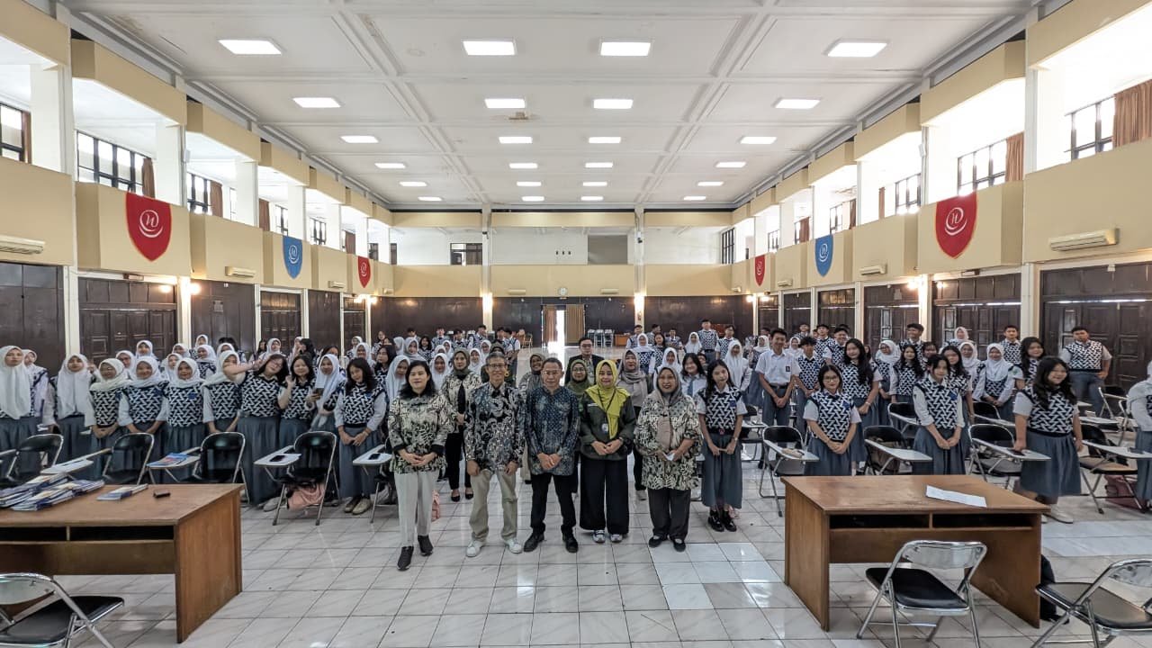 Siswa Kelas XII SMA Nasional Bandung Ikuti Pelatihan TOEFL Preparation di Universitas Widyatama